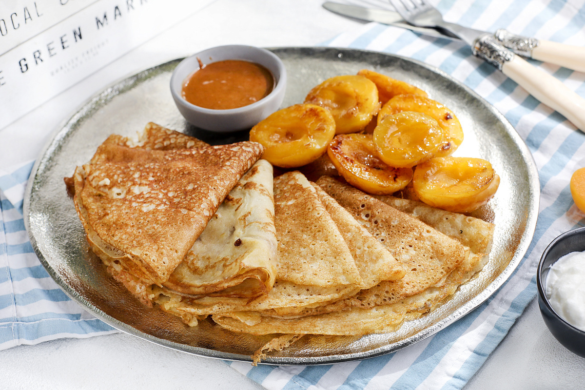 Дагестанские заварные блинчики на кефире со сметаной, урбечем и абрикосами в карамели