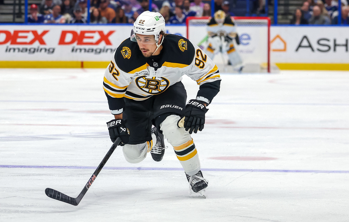    Нападающий "Бостона" Марат Хуснутдинов  Mike Carlson/Getty Images