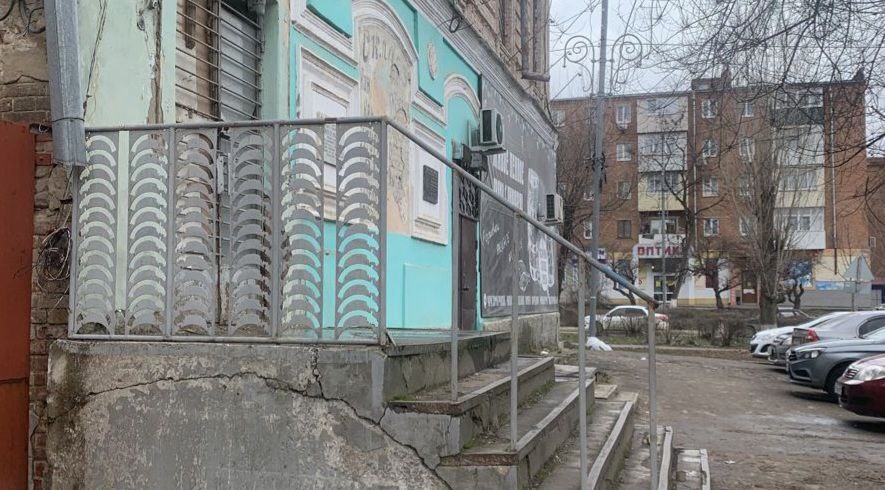 Единственный город в России, где рядом находятся памятники убийце и его жертве. Где это место?