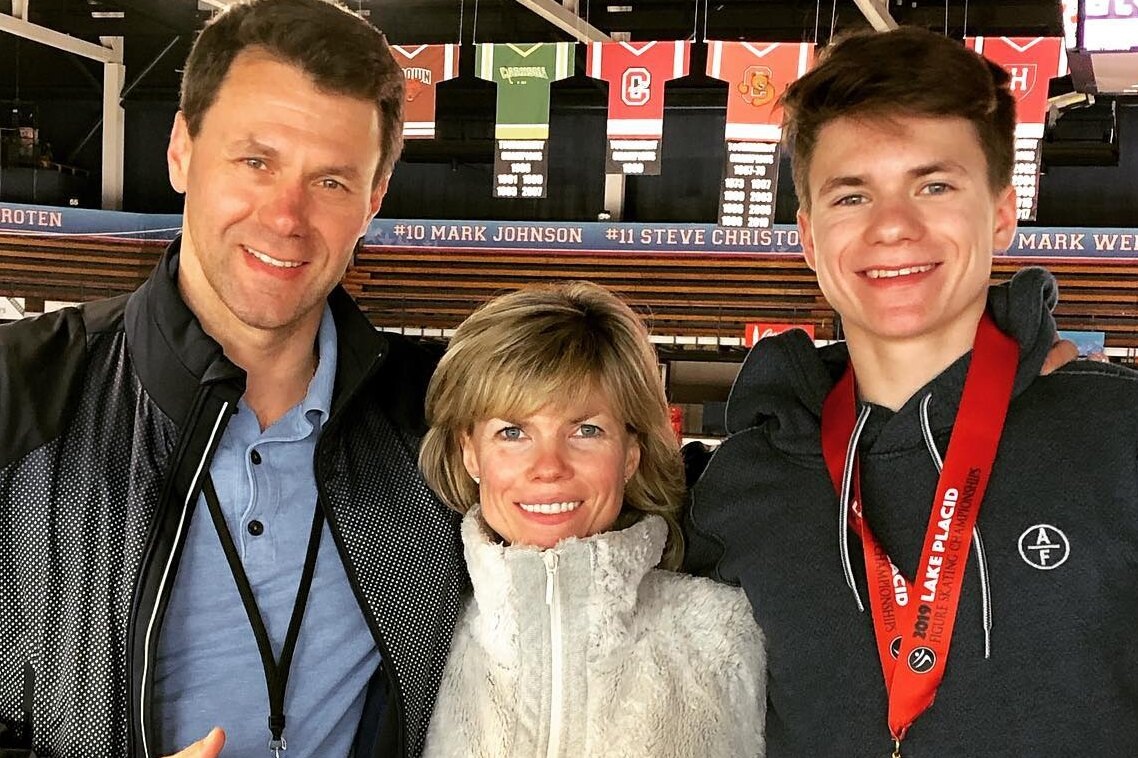     Потерявший родителей в авиакатастрофе фигурист Максим Наумов расплакался на чемпионате США, целуя их фото