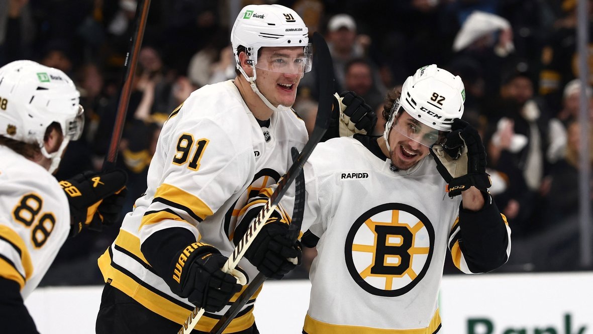    Игроки «Бостона» Никита Задоров и Марат Хуснутдинов в матче с «Рейнджерс».Imagn Images USA Today Sports