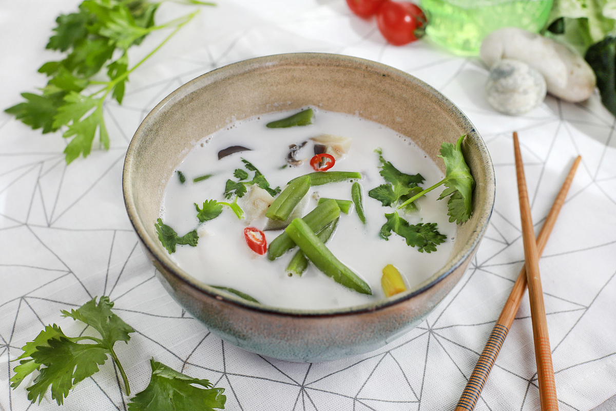 Тайский кокосовый суп с лемонграссом и баклажанами