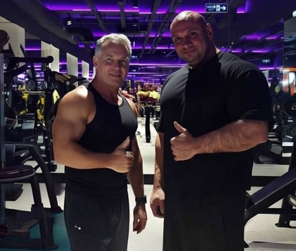 Фото двухлетней давности. Я здесь выгляжу, как слон (до гриппа). А это Алексей Матвеев, мой товарищ и единомышленник, деловой партнёр.