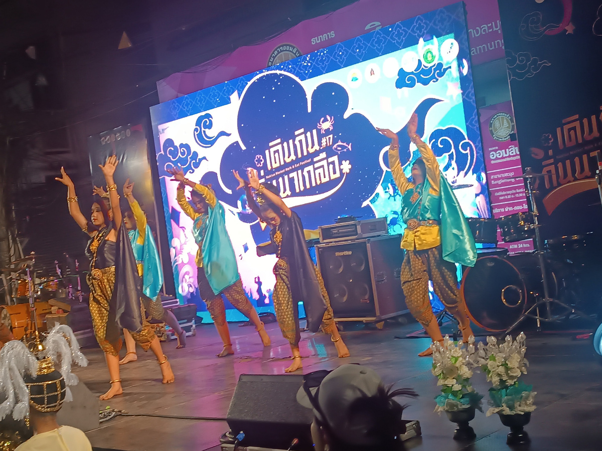 Выступления детей на сцене праздничного рынка. 3 фото 