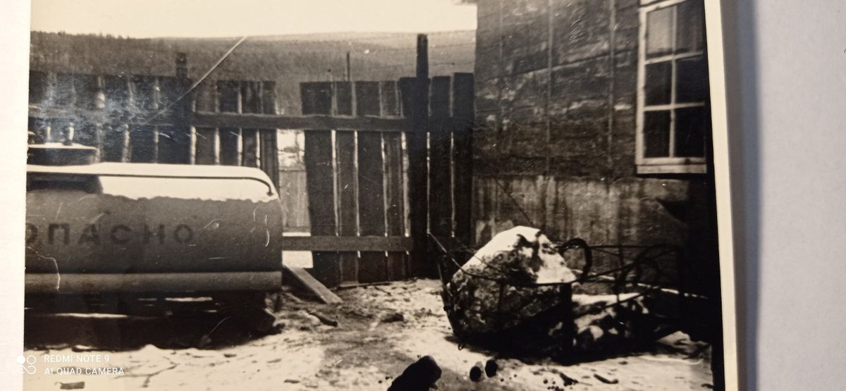 Дыра в заборе. Здесь начиналась тропа на волю злостных нарушителей режима и трудовой дисциплины