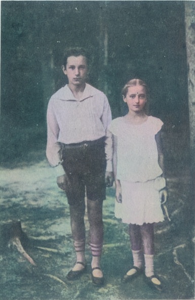 Борис Раушенбах и его сестра Карин на даче в Сиверской под Ленинградом, 1928 год