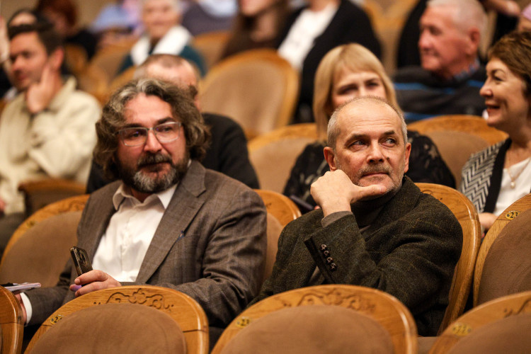    Зайниев оказался в классической ситуации «свой среди чужих, чужой среди своих», придя в родной театр на «живое место» Фарида Бикчантаева, собственного учителя.   
Фото: «БИЗНЕС Online»