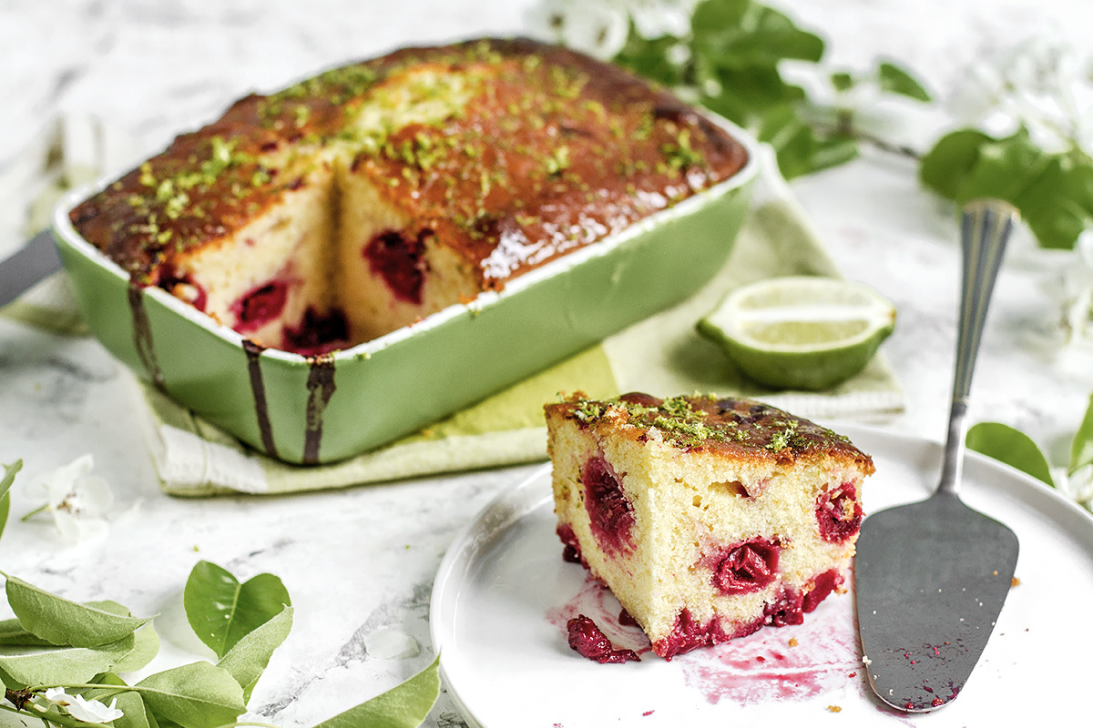 Клафути с вишней, лаймом и карамельным сиропом