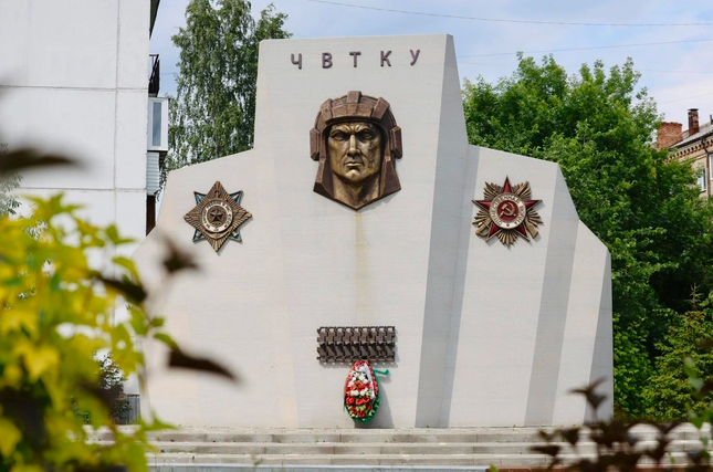 Памятник выпускникам ЧВТКУ в Челябинске. Фото: https://chvtku.ru/?pid=4&item=122