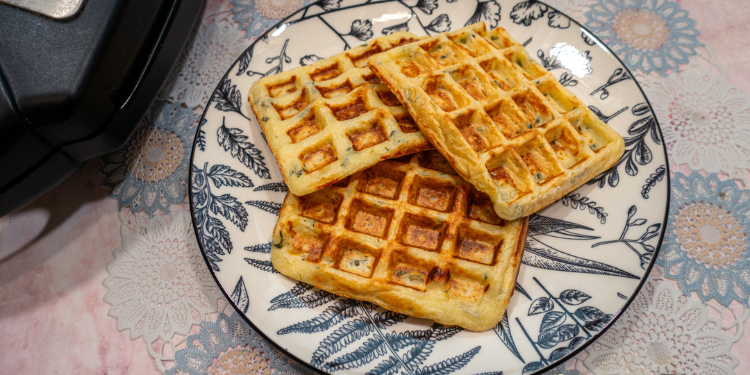 Творожные вафли с сыром и зеленью - аппетитный завтрак для всей семьи