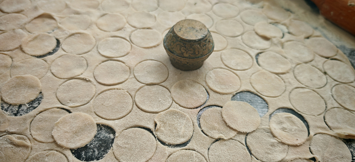 У меня есть старенькая бронзовая мельничка для перца. Для мелких пельменей в качестве формы использую низ от нее