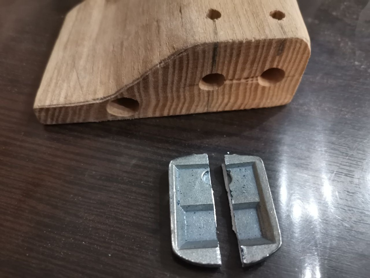 Берём подходящую по ширине металлическую планку