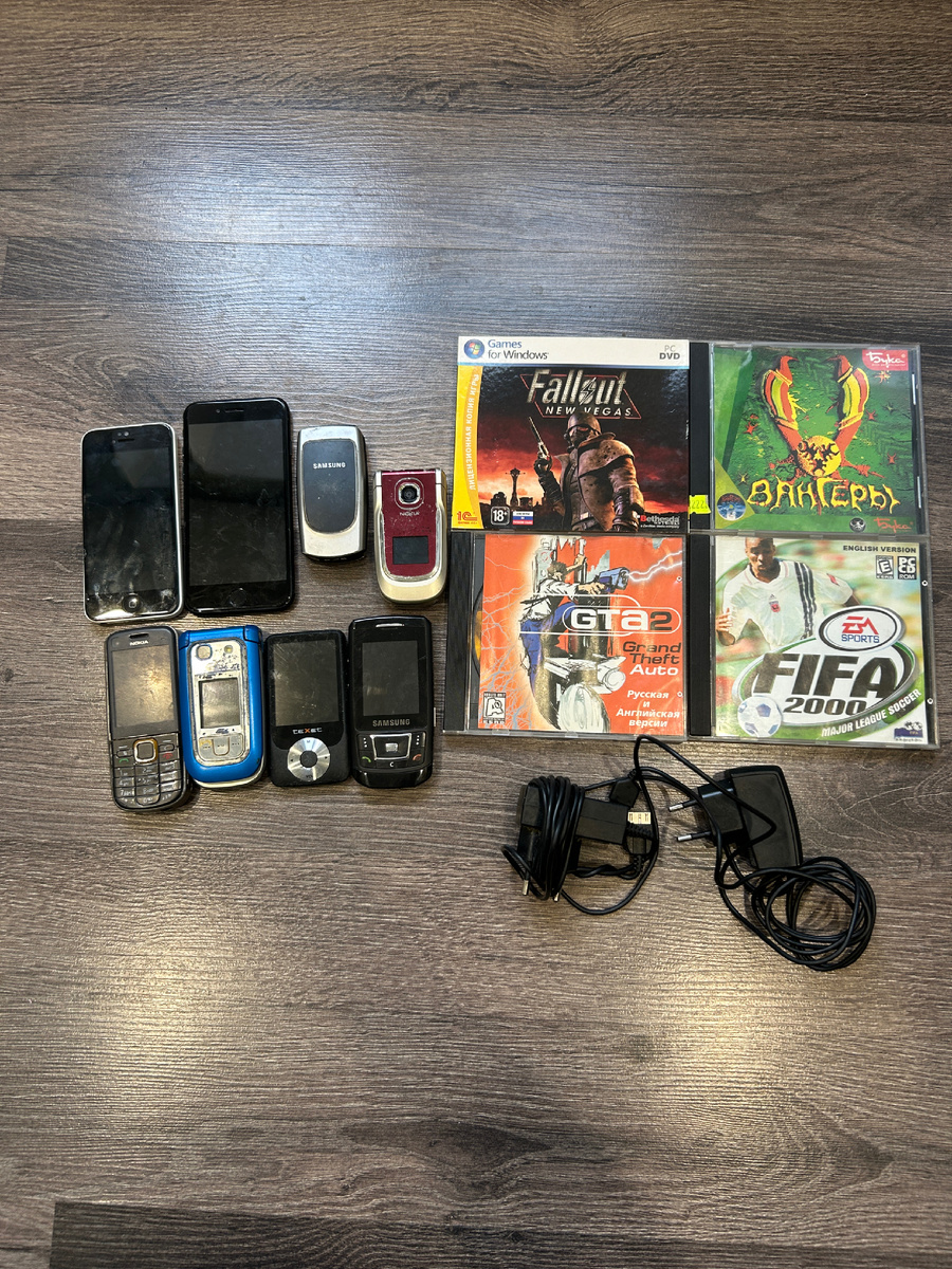 7 телефонов и один мp3 плеер,диски на пк и зарядки