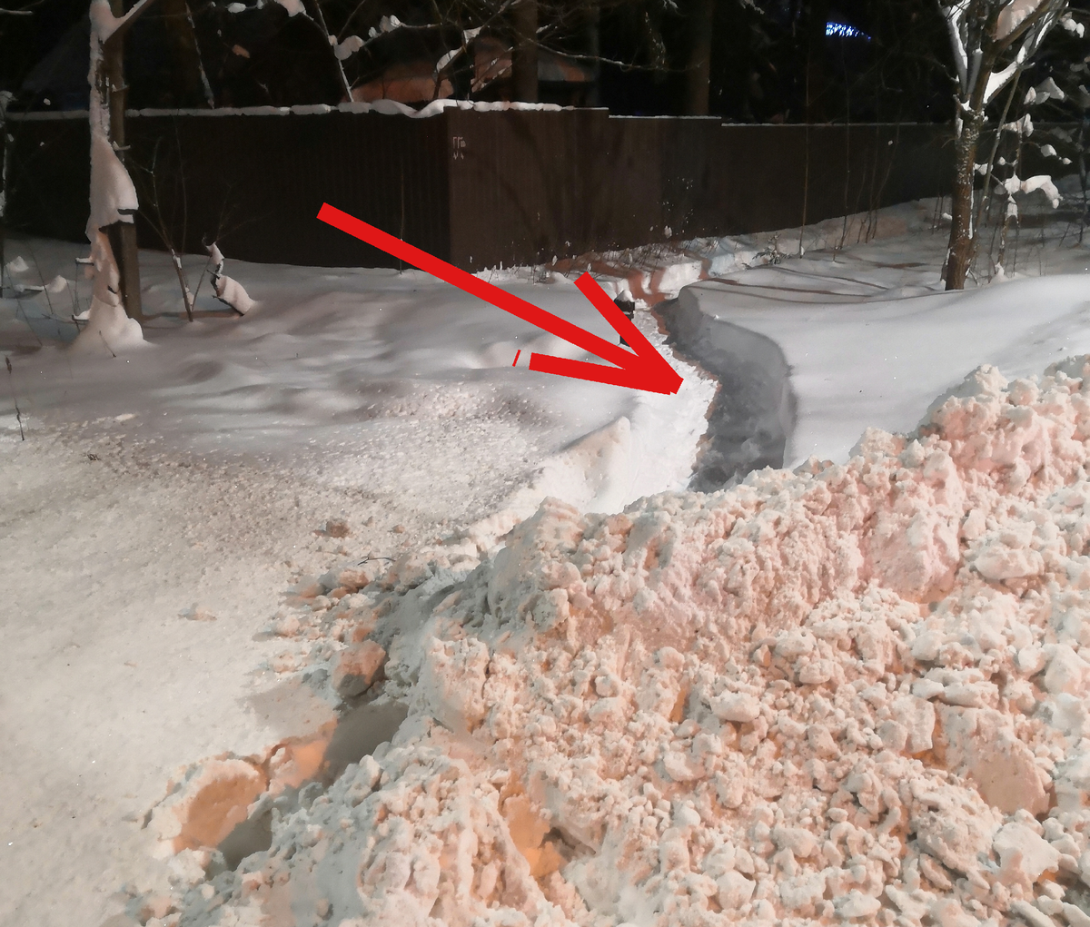 Надо же было засыпать расчищенную птропинку, когда вокруг много места куда можно было сделать отвал снега. 