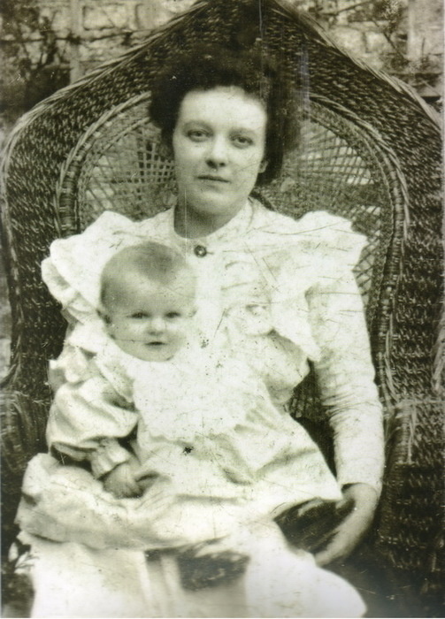 Регина Магритт с маленьким Рене.