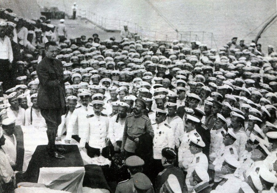 А. Ф. Керенский выступает перед офицерами и матросами, 1917 год.