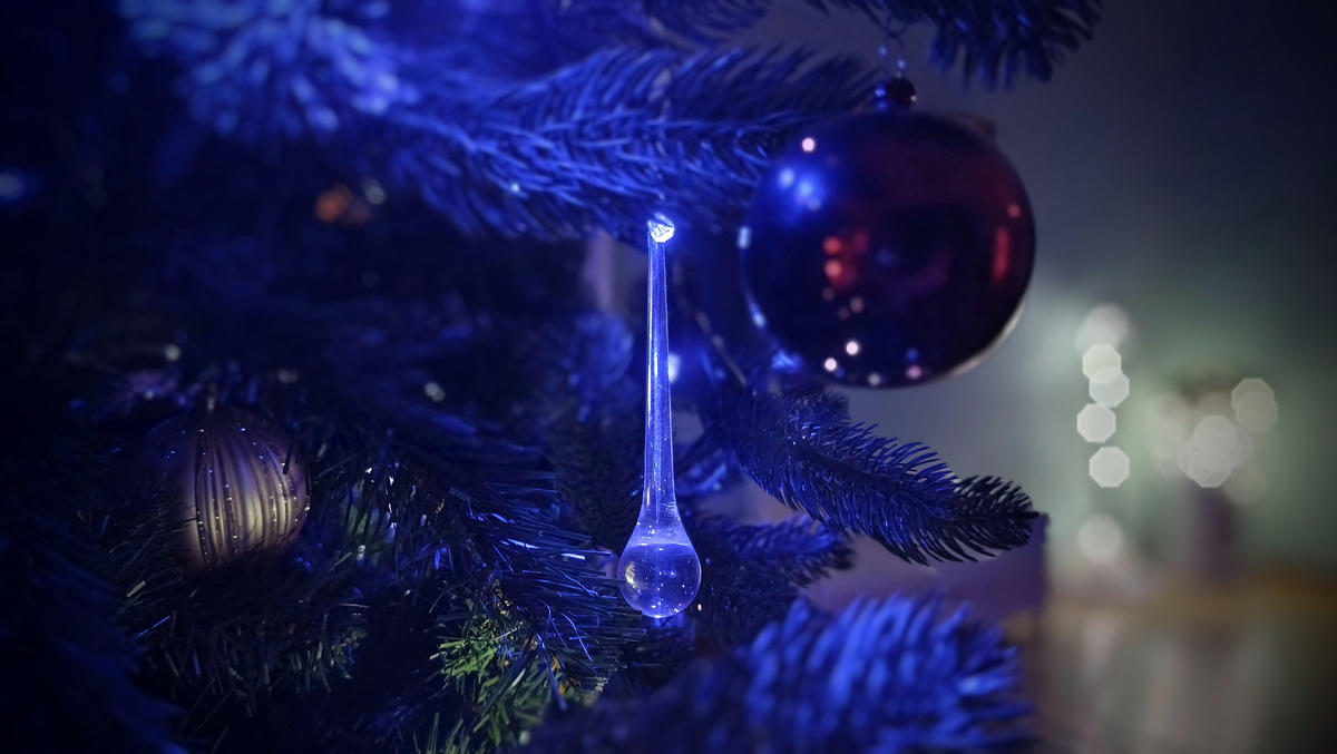 Гостей в музее тоже гораздо меньше, чем в рождественские каникулы. Есть возможность расслабиться и насладиться ёлочной сказкой в сумерках и сиянии гирлянд.