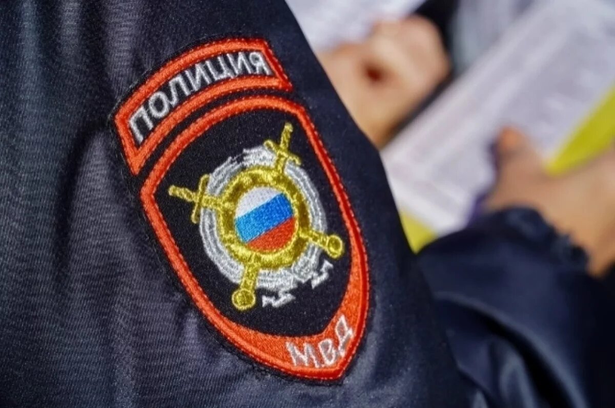    В Приморье женщина разбила стекло в машине скорой и угрожала водителю