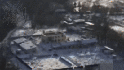    В целях недопущения нанесения ударов по приграничным населённым пунктам Брянской области расчёты 20-й ОбрРХБЗ выявляют и уничтожают пункты управления БпЛА ВСУ в Черниговской области. Видео: "Северный Ветер"