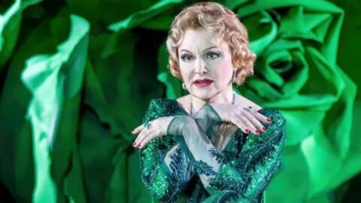 Женщина, которую он видел на афишах, а она его — в детских снах: роковая встреча, разрушившая две семьи.