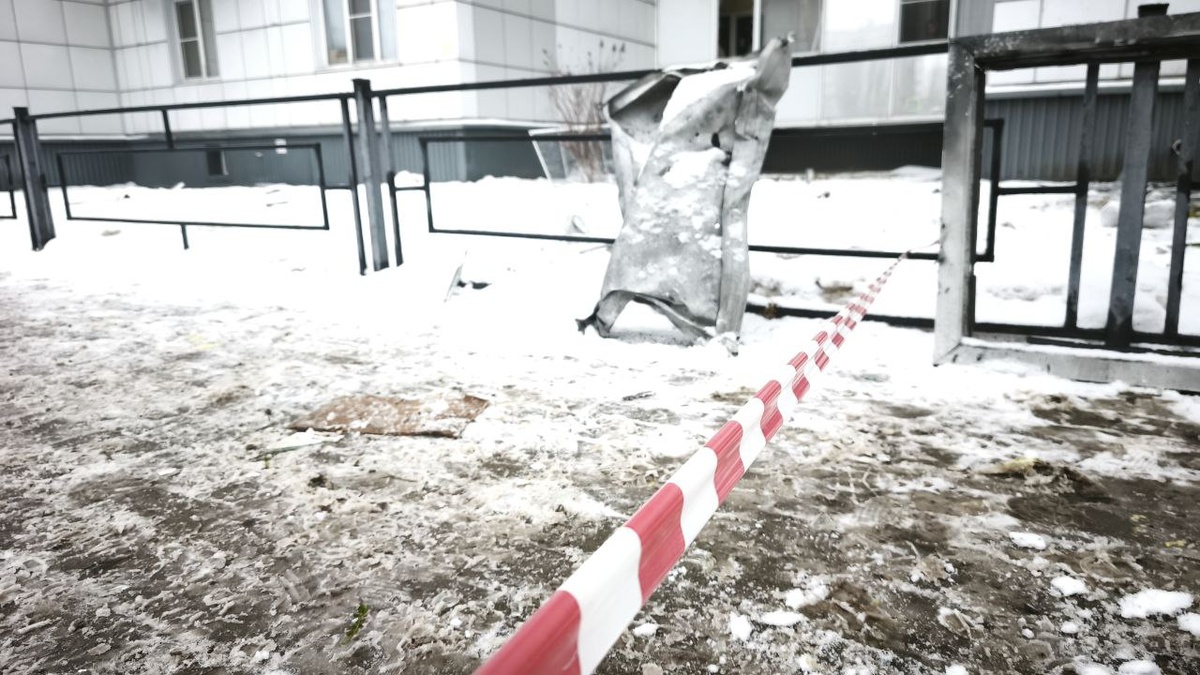     Фото территории повреждённого при атаке БПЛА дома. Авто: Виталий ГАРКУША