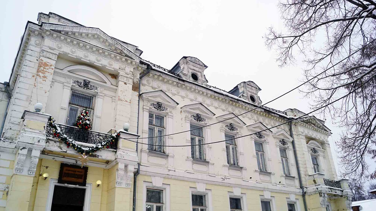 Для строительства своего особняка Михаил Павлов пригласил в Шую столичного архитектора Александра Каминского. Этот человек являлся автором первого здания Третьяковской галереи и семейным архитектором Третьяковых. Также он участвовал в возведении храма Христа Спасителя. Листайте галерею, чтобы увидеть еще фото