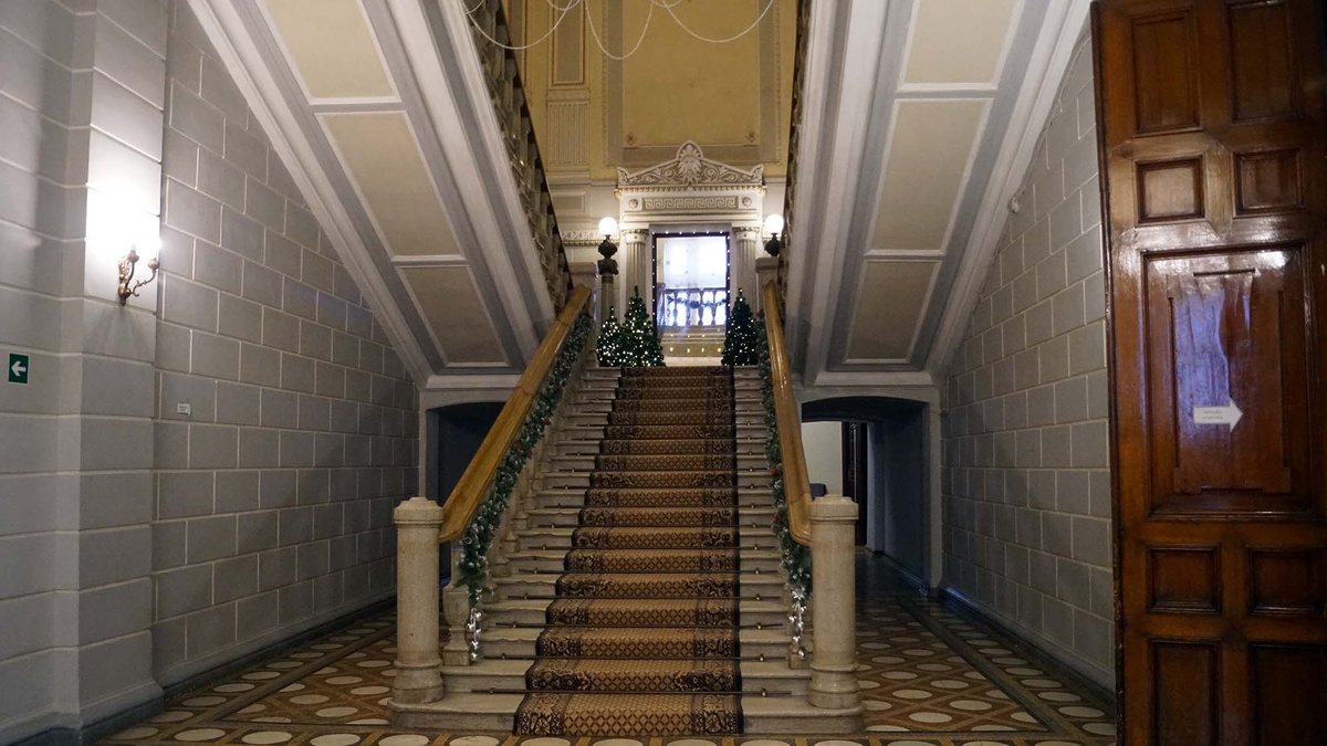 Мрасморная парадная лестница в особняке Павлова. Листайте галерею, чтобы увидеть еще фото