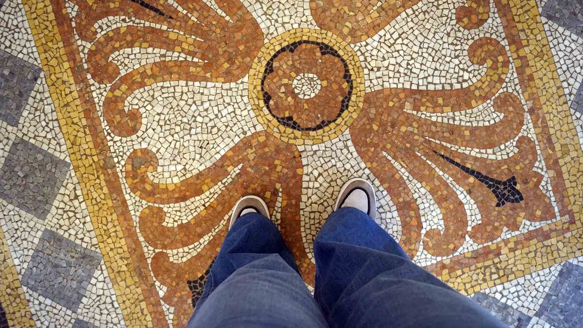 Также сохранился оригинальный мозаичный пол из мраморной крошки