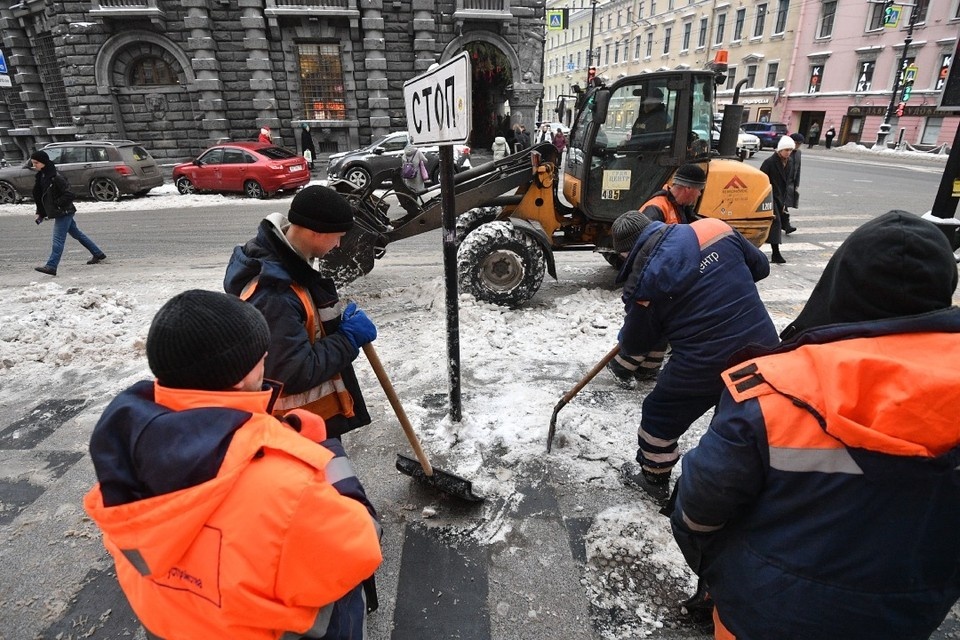    1000 дворников отправили очищать Петербург. Алексей БУЛАТОВ