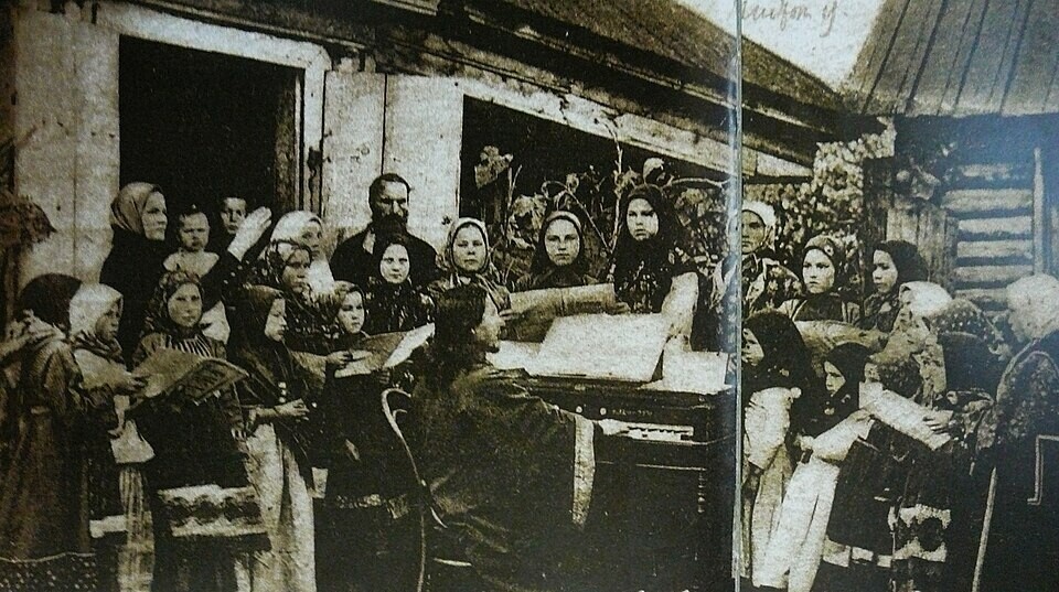 
Крещеные татары. Фотография начала XX в.
Переснято из Татарстан наш общий дом. Фотоальбом / Сост. и автор макета Ф.Губаев. - Казань: Издательство «Kazan - Казань», 2007
Автор неизвестен. Переснято И.Е.Алексеевым 11.11.2011
Источник: ru.wikipedia.org