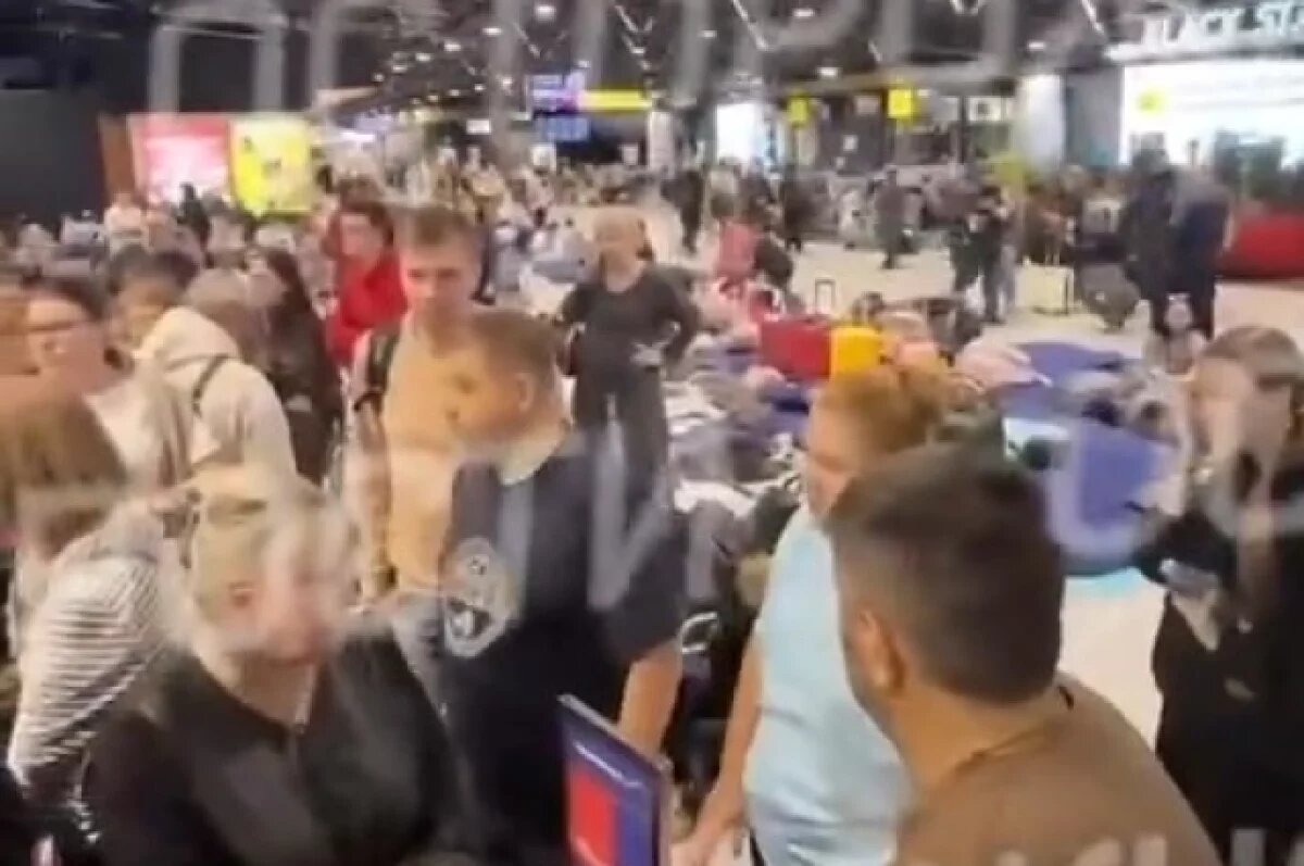    Пассажиры авиарейса Москва – Владивосток устроили протест в Шереметьево