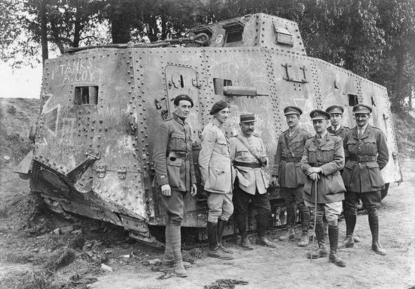 Французские и британские офицеры фотографируются на фоне захваченного германского тяжёлого танка A7V, 1918 год.