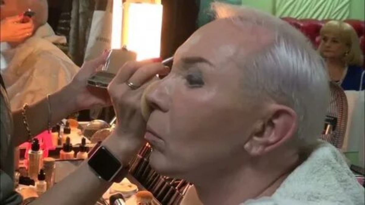 В зеркале он видел не себя, а тех, кем хотел стать: за маской клоуна скрывалась боль сломанного позвоночника и железная воля.