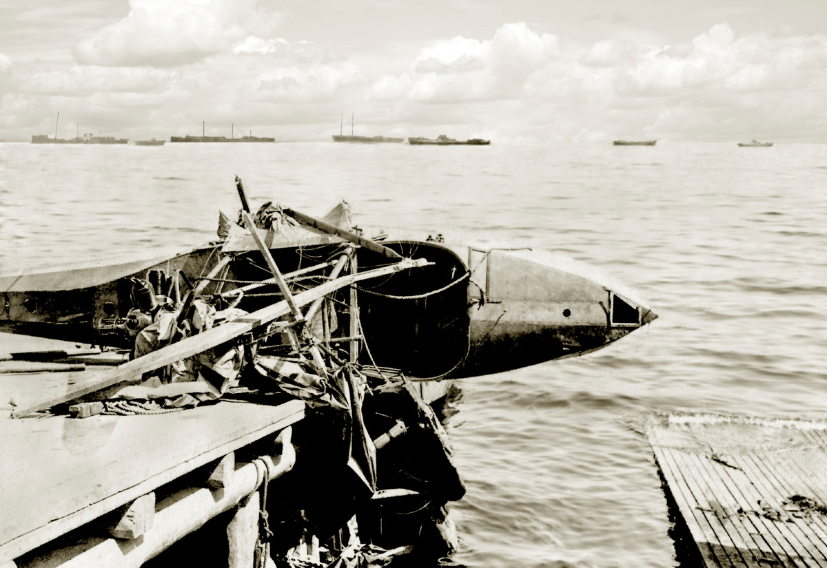 Вытащенные на пирс Каменной пристани Баку обломки фюзеляжа 2-го экземпляра летающей лодки – истребителя конструкции Е.Р. Энгельса после катастрофы 18 (5 по старому стилю) декабря 1916 г. Фото: https://upload.wikimedia.org/wikipedia/commons/7/75/Aviation_Officer%27s_School_66.jpg