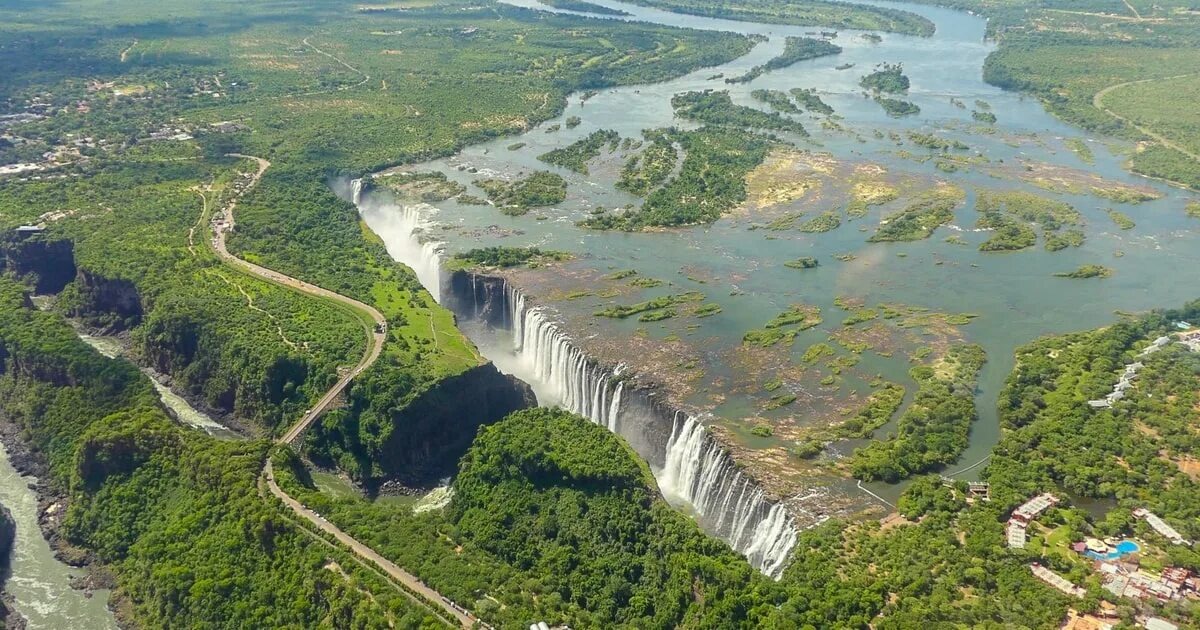 Водопад ежегодно отступает вверх по течению со скоростью около 2 миллиметров в год. Источник фото - https://golnk.ru/2QO3a