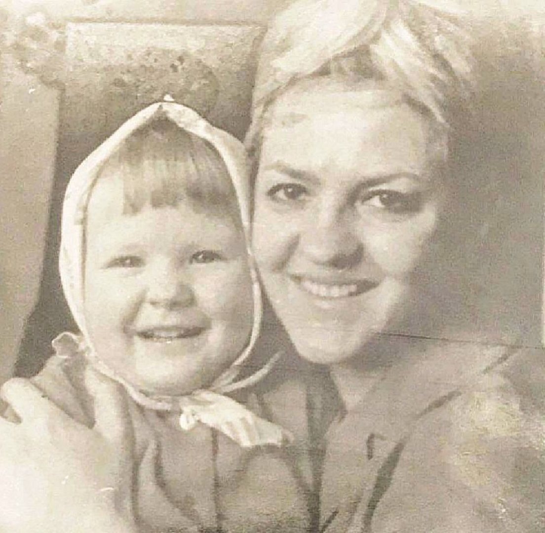    Рената Литвинова с мамой (фото: Instagram** @renatalitvinovaofficiall)