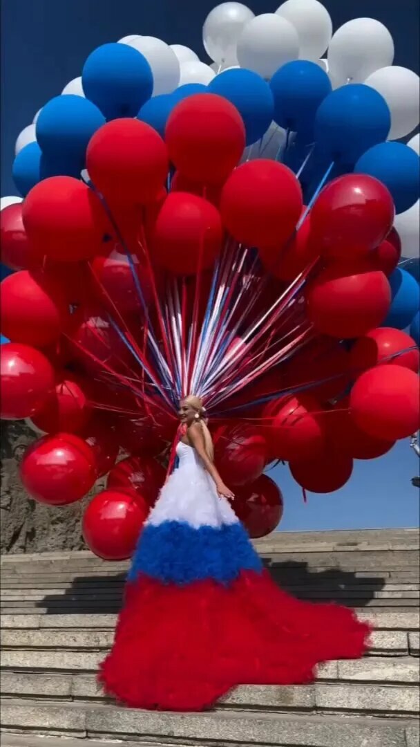 Платье, шары, визаж, прическа от агентства, стоимость фотосессии 15000, фото взято в интернете, как пример.