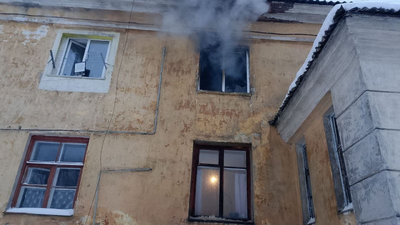    Десять человек эвакуировали из горящего дома в ПетрозаводскеМЧС Карелии