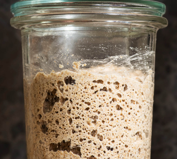 Базовая пшеничная закваска на цельнозерновой муке: простой старт для домашнего хлеба