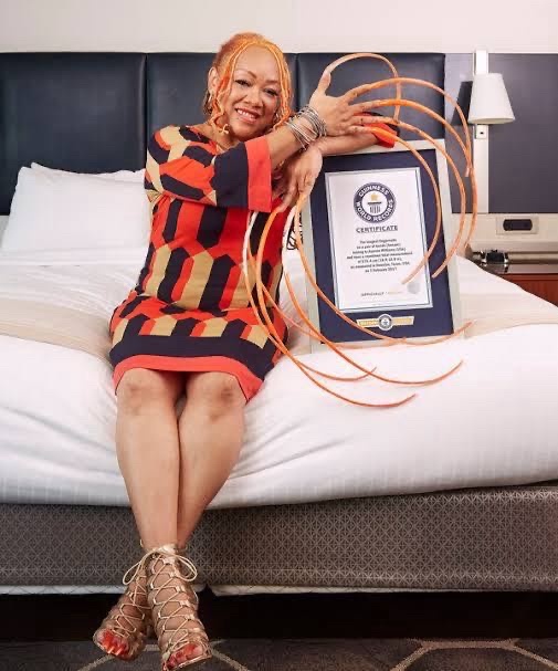 💅✨ Рекорд самых длинных ногтей в мире!Американка Айанна Уильямс отращивала ногти, не подстригая их, целых 28 лет. В итоге общая длина её ногтей достигла 5,76 метра! 😲Благодаря этому невероятному терпению она попала в Книгу рекордов Гиннесса. А вскоре после установления рекорда решила начать новую главу и подстригла ногти.👉 А смог(ла) бы ты не стричь ногти целых 28 лет?