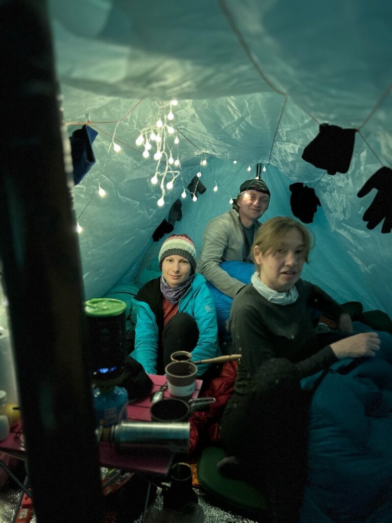 Автор фото: Радмир Мустаев: "В палатке так хорошо. Компания очень уютная. Походный вайб"📷
📷
