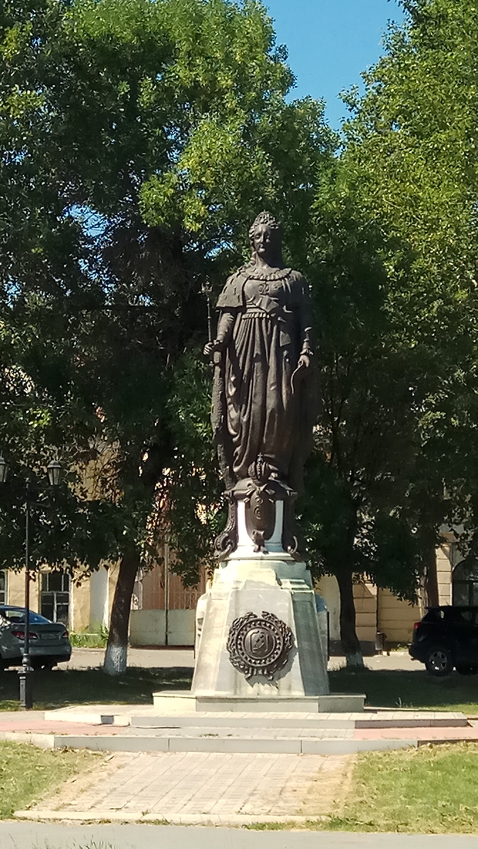 В феврале 1883 года на главной Торговой площади торжественно открыли памятник Екатерине Великой скульптора М. О. Микешина, Торговая площадь была переименована в Екатерининскую.  Памятник был сооружён по инициативе городской думы на собранные народом уезда деньги, отлит в Санкт-Петербурге. В революционном 1917 году памятник был снесён,  восстановлен в 2013 году