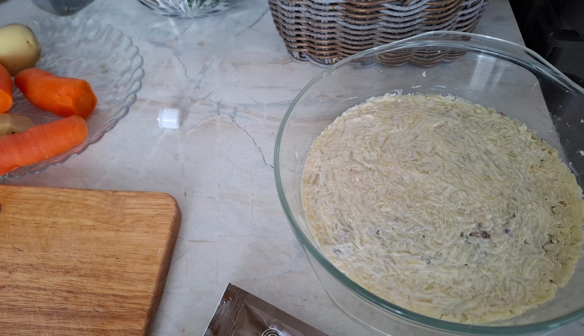 Первые слои с картошкой и рыбой уже на месте. Варятся яйца, а потом еще морковь будет.