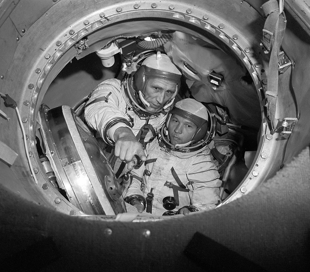    Экипаж космического корабля "Союз-15": бортинженер Лев Степанович Демин (слева) и командир Геннадий Васильевич Сарафанов на тренировках в корабле-тренажере "Союз". / Фото: Александр Моклецов/РИА Новости