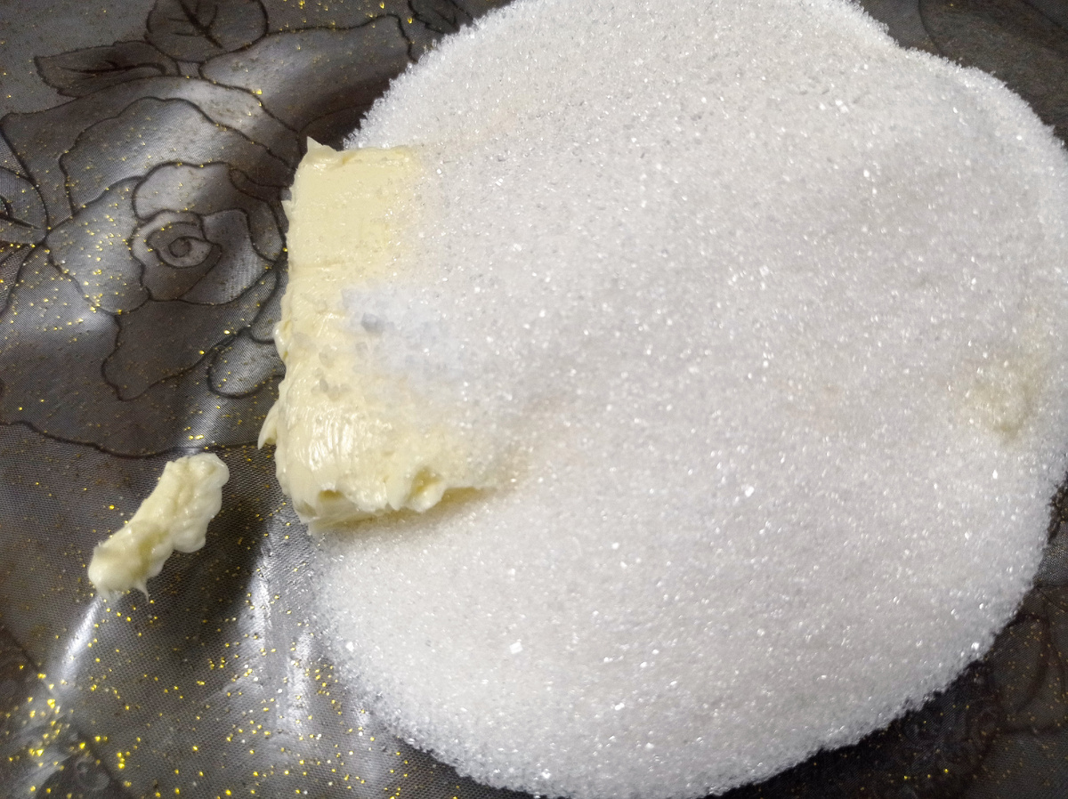 Масло с сахаром и солью перед взбитием миксером