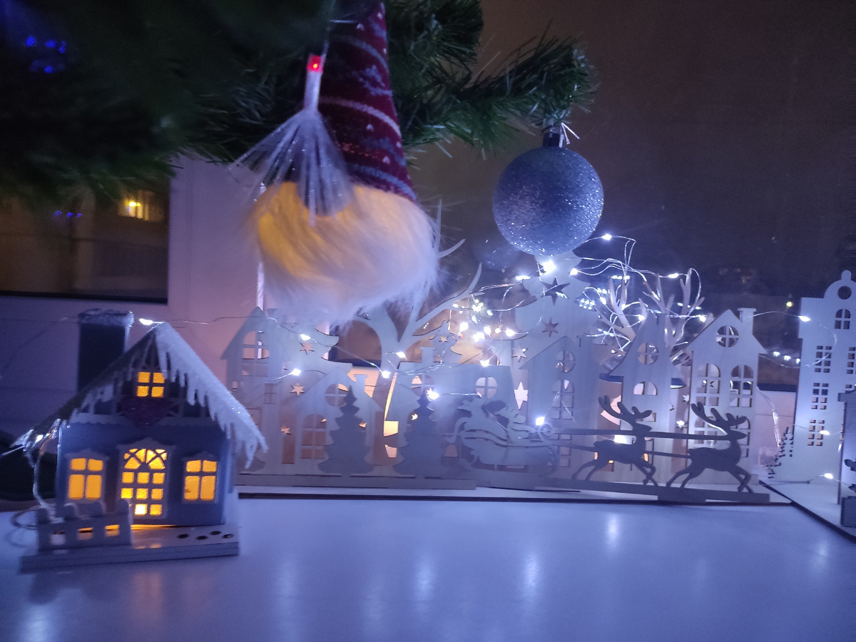 Эх, так весело было украшать дом, а убирать игрушки всегда грустно. Но сие жизнь. 