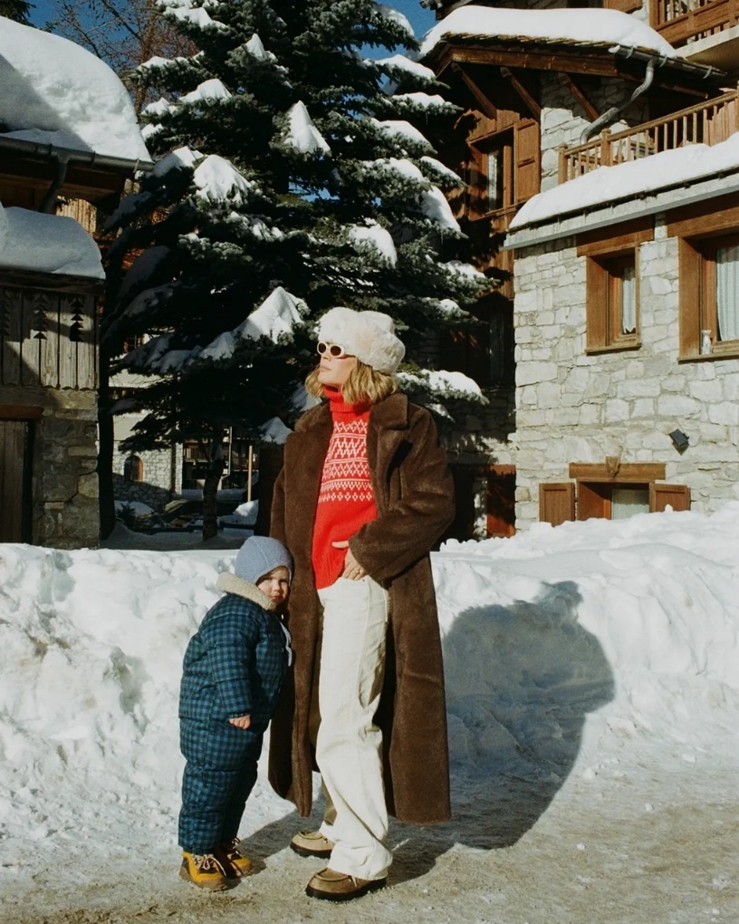Идеальный материал универсального свитера - тонкий кашемир или шерсть. Модели из таких отлично "дышат" и обеспечивают идеальную терморегуляцию. Впрочем, подойдут и смесовые материалы. А вот фактуру стоит выбирать, отталкиваясь от луков, которые вы обычно носите. Если чаще всего ваш выбор падает на элегантные аутфиты, лучше всего остановиться на гладких моделях. А для расслабленных, уютных и кокетливых нарядов подойдут модели крупной вязки или варианты с косами. Объёмное плетение делает свитеры менее строгими. 