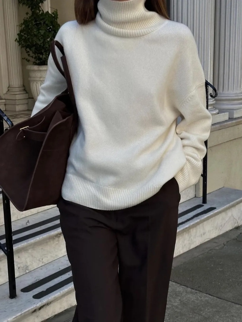 С фасоном лучше не экспериментировать: драпировки и ассиметрию оставим для будничных образов и случаев, когда важно произвести впечатление. Базовый свитер должен быть лаконичным и универсальным. Отдавайте предпочтение свободным прямым моделям до середины бедра. Изделия такой длины легко можно будет носить с любым низом и стилизовать разными способами. Следите за тем, чтобы резинка снизу не была слишком плотной (а лучше- и вовсе отсутствовала). В противном случае вещь будет почти невозможно заправить в брюки. Ну а рукава пусть остаются длинными. Линия плеч может повторять анатомические пропорции или оказаться слегка спущенной. Горловину стоит выбирать в зависимости от своих предпочтений. Конечно, комфортнее всего в морозы вы будете чувствовать себя в свитере с высоким горлом. Но подойдут и модели с неглубоким округлым вырезом. 