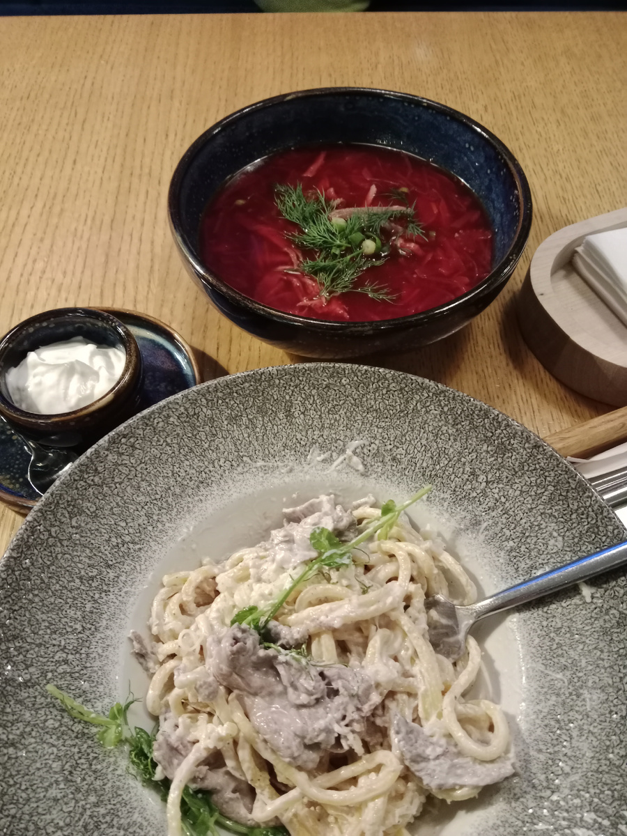 Бизнес ланч на Садовой в кафе На парах: борщ со сметаной и паста с рваной говядиной и пармезаном. Кофе или морс на выбор. Стоимость 690 руб..Фото мое