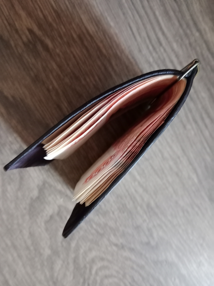 Держатель для банкнот Dr. Koffer, который я когда то давно подарила Мужчине моей мечты.  Теперь он перешёл ко мне. Держу в нем небольшую сумму наличных, обычно это 40-80 тысяч.